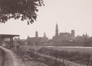 Dresden, Blick vom Neustädter Elbufer oberhalb der Marienbrücke nach Südosten auf die Altstadt