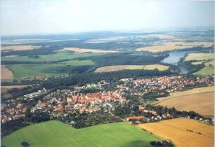 Dippoldiswalde. Stadtansicht gegen Tharandter Wald und Talsperre Malter. Luftbild-Schrägaufnahme von Südost