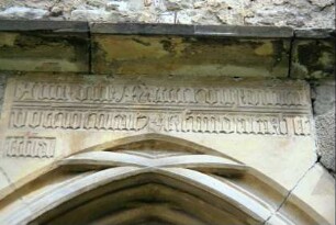 lateinische Bauinschrift über Kirchenportal