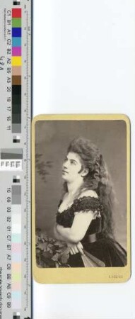 Halbporträt Gräfin Stephanie von Wurmbrand-Stuppach mit eigenh. Widmung an Johannes Brahms
