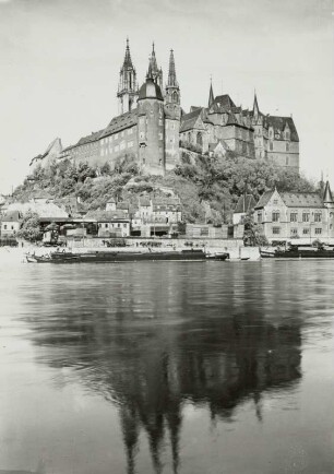 Meißen, Blick von der Niederfähre über die Elbe mit Ausschiffungsplätzen auf den Burgberg mit Dom und Albrechtsburg