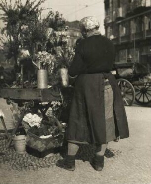 Eine Frau verkauft Blumen an einem Verkaufsstand