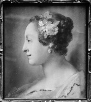 Bildnis einer Dame mit Perlenohrring und Blumen im Haar