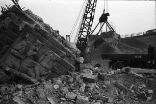 Sprengung der Widerlager der alten, 1945 gesprengten, Rheinbrücke