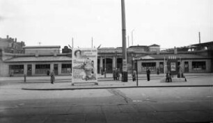 Dresden, Blick über den Vorplatz des Hauptbahnhofs mit Plakat über die Aktion der französischen Friedensaktivistin Raymonde Dien anlässlich der Weltfestspiele der Jugend und Studenten in Ost-Berlin