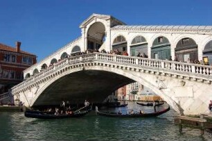 Rialtobrücke in Venedig : Rialto-Brücke mit Gondeln, 1588 erbaut. Aufgenommen in Venedig im März 2007