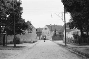 Junge auf Pferd : Ein Junge reitet eine Straße entlang