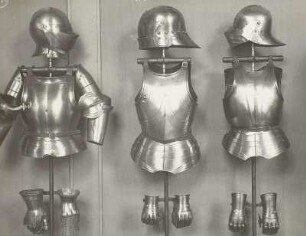 Drei Harnische mit Helmen und Hentzen (Eisenhandschuhe)