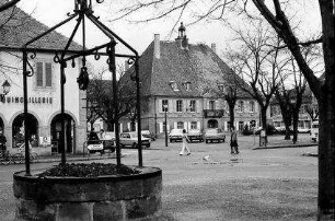 Neu Breisach, Neuf Brisach: Rathaus, Vordergrund Brunnen