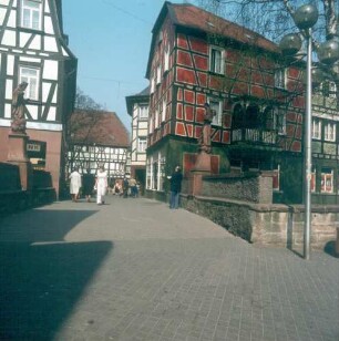 Bensheim. Blick über die Mittelbrücke mit der Figur des Franz Xaver