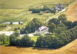 Altefähr-Barnkevitz. Ortsteilansicht mit Gutshaus (A. 19. Jh.). Luftbild-Schrägaufnahme von Südwest