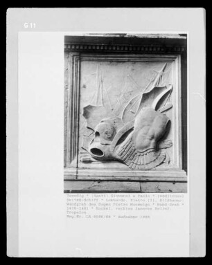 Grabmal des Dogen Pietro Mocenigo — Reliefs mit Trophäen — Relief rechts der Inschrift
