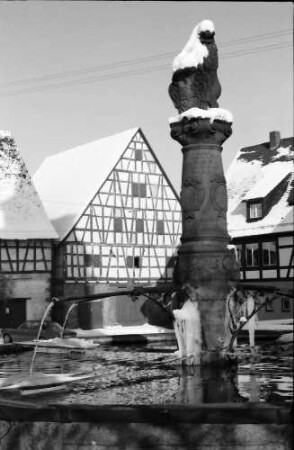Dornstetten: Brunnen vor Fachwerkhof am Marktplatz