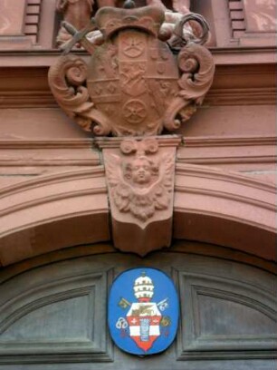 Wallfahrtskirche - Ansicht von Westen - Wappenkartusche (Erzbistum Mainz) über Hauptportal sowie Wappen Walldürn