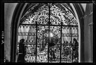 Unbekannter Ort. Barockgitter vor Kreuzgang oder Kapelle