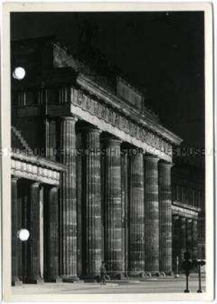 Berlin, Brandenburger Tor bei Nacht