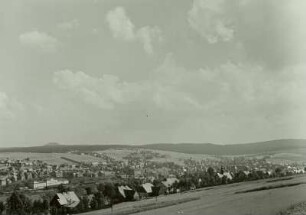 Bärenstein (Erzgebirge). Blick nach Südosten über den Pöhlbach und Weipert gegen den Westerzgebigskamm
