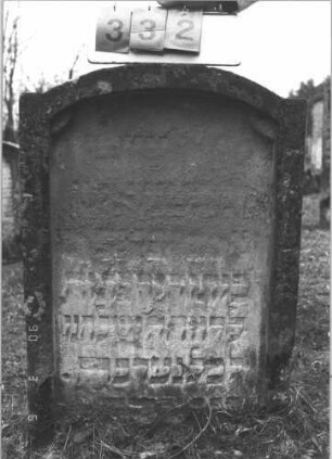 Grabstein 332 (Index: 99609056) Material: Sandstein Zustand: eingesunken, sehr stark verwittert mit sehr großem Textverlust Maße HxBxT: 91x65x13 cm Beschreibung: Stele, eingezogener Rundbogenabschluß, Schriftfeld eingetieft mit Segmentbogenabschluß: Grabstein 332