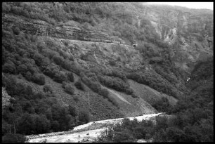 Nåli: Aurland, Flåmbahn, oben an der Felswand