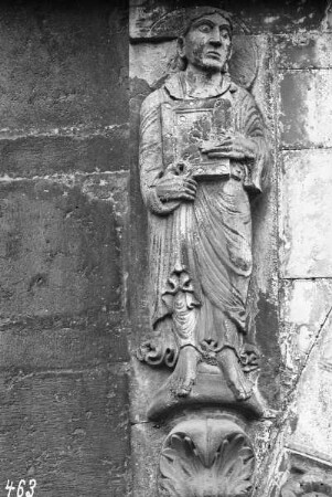 Mittleres Westportal — Johannes Evangelist und Johannes der Täufer und Lamm Gottes