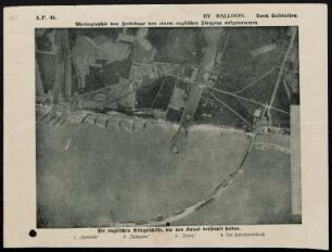 Photographie von Zeebrügge von einem englischen Flugzeug aufgenommen : Die englischen Kriegsschiffe, die den Kanal verstopft haben.
