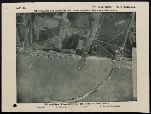 Photographie von Zeebrügge von einem englischen Flugzeug aufgenommen : Die englischen Kriegsschiffe, die den Kanal verstopft haben.
