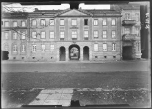 Potsdam, Yorckstraße 10. Wohnhaus mit Durchfahrt (Wiederaufbau um 1955). Straßenfront