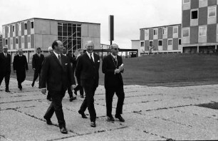 Freiburg: Studentensiedlung, Einweihungsfeier; Rundgang Ministerpräsident K.G. Kiesinger, Magnifizenz Prof. Helmut Baitsch
