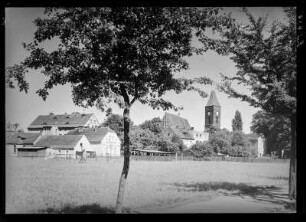 Unbekannter Ort. Stadtteilansicht mit Kirche und Rathausgiebel