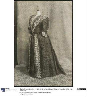 Damenkleid des 19. Jahrhunderts, Ausstellung 200 Jahre Kleiderkunst