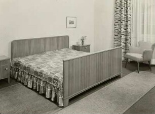 Sessel : Doppelbett und Sessel (1956; Entwicklungsstelle Radeberg - zum Teil nach Entwürfen von Schierz) in Ausstellungskoje