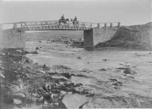 Akureyri (Island). Glera mit Straßenbrücke oberhalb des Ortes. Blick flussaufwärts (nach Südwest)