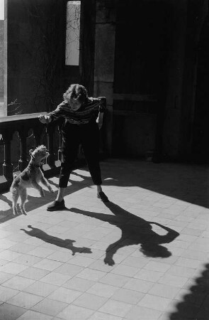 Renate Rössing spielt mit ihrem Hund