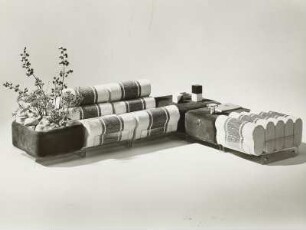 Variable Sitzgruppe : Leipziger Herbstmesse, 1973. Variable Sitzgruppe. Metall, Plexiglas, Polsterung mit Halbleinenbezug (1973). Ansicht mit Blumenkasten, Hockern und zweisitzigem Sofa