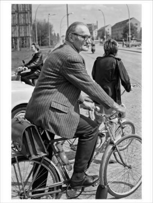 Parkplatz am Bandstahlkombinat Hermann Matern, Eisenhüttenstadt, DDR, 1982
