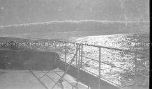 Heimfahrt der Kriegsgefangenen vom Internierungslager "Angel Island" auf dem italienischen Dampfer "Fella", Blick auf Vordeck und Sonnenuntergang über dem Meer