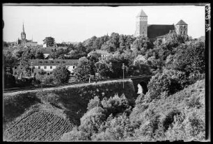 Rastenburg (Ketrzyn/Polen). Blick über den Bahndamm auf die Stadt