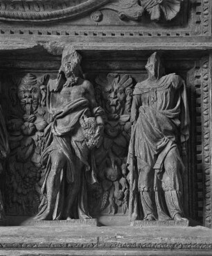 Relief zweier Figuren rechts unter einem Medaillon