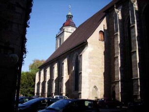 Stadtkirche - Ansicht von Südosten über Traufseite mit Langhaus (gotische Manier mit Strebepfeilern)