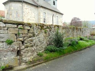 Konnefeld-Evangelische Kirche - Kirchhofmauer (Wehrgang mit Schießscharten abgetragen) im Norden von Ortsseite im Verlauf mit Werksteinen im Mauersteinverband