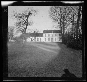 [bei Fresnes-les-Montauban (Dep. Pas-de-Calais, Frankreich):] Wohngebäude des Bauernhofs "Mauville-Ferme" (Distanzaufnahme)
