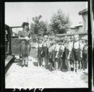 Die Frau des rumänischen Staatsführers Marschall Antonuscu besucht eine Schule in Bukarest