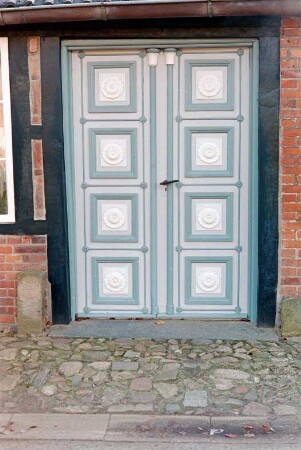 Höltenklinken: Klinken 7: traufständiges Fachwerkhaus: Straßenfront, Detailaufnahme: Eingangstür