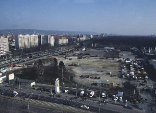 Dresden-Altstadt, Straßburger Platz. Ausstellungsgelände. Blick vom Hochhaus Grunaer Straße 26 über die Lennéstraße und die Stübelallee