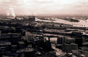 Hamburg: Blick von der Michaeliskirche auf Hafen, Ostteil