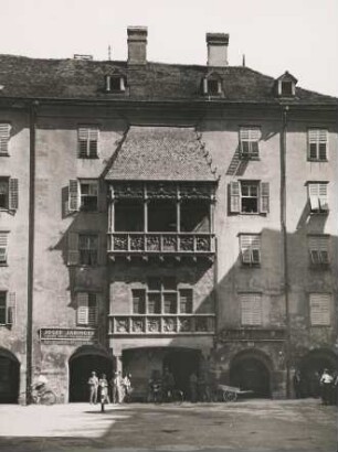 Innsbruck. Tirol. Österreich. Altstadt. Ansicht des " Goldenes Dachl" mit spätgotischem Erker. Das Dach des Erkers wurde mit vergoldeten Schindeln gedeckt