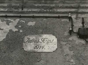 Mutzschen-Böhlitz Nummer 4. Vierseithof (1801/1900). Inschrifttafel (1914) an der Hoffront der Scheune