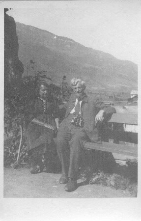 Hans und Etha Richter vor einer Bergkulisse