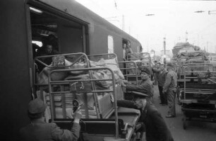 Umstellung der bisherigen Bahnpostwagen auf Rollplattenverkehr.