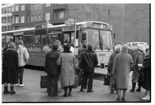Kleinbildnegativ: Bushaltestelle, Innsbrucker Platz, 1984